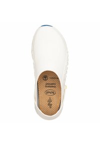 Zueco sintético blanco con superficie lisa, plantilla perforada para transpirabilidad y acento amarillo en el lateral cerca del talón.