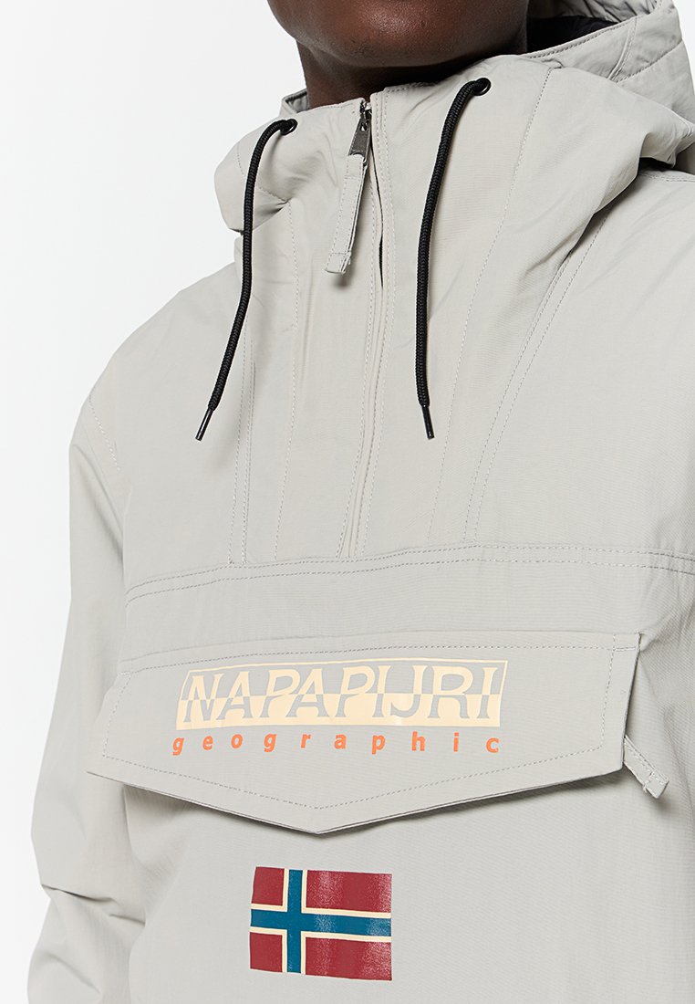 Veste à col montant gris clair avec une poche avant, capuche réglable et logo audacieux avec détail du drapeau norvégien. Matériau résistant à l'eau.