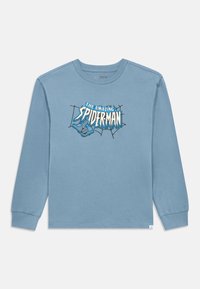 Modré bavlnené tričko s dlhým rukávom s grafickou potlačou "The Amazing Spider-Man," obsahujúce výrazné písmo a detaily pavučiny.