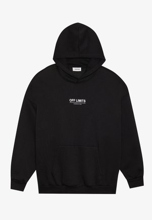 Schwarzer Kapuzenpullover mit Bauchtasche und weißen Aufdruck "OFF LIMITS Gefährliches Gebiet" zentriert auf der Brust.