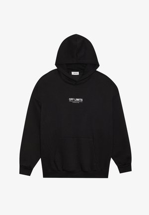 Černá mikina s kapucí, s přední kapsou a bílým nápisem "OFF LIMITS Nebezpečná oblast" umístěným uprostřed na hrudi.