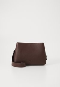Borsa a tracolla in pelle marrone con una finitura testurizzata e una forma triangolare piatta. Dotata di chiusura a zip e tracolla removibile.