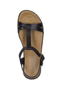 Zwarte sandaal met meerdere bandjes, een bruin gevoerd voetbed en een gesp als sluiting. De zool heeft een geraffineerd patroon voor extra grip.