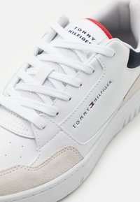 Tommy Hilfiger BASKET CORE LTH MIX ESS biały