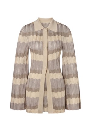 Cardigan en maille avec des rayures horizontales marron et beige, manches longues évasées, col et trois boutons à l'avant.