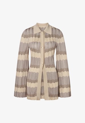 Strikket cardigan med brune og beige horisontale striper, lange utsvingte ermer, krage og tre knapper foran.