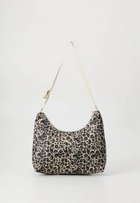 Schoudertas met luipaardprint en een gebogen vorm, crème achtergrond en zwarte/bruine vlekken. Voorzien van een beige riem en een gladde textuur.