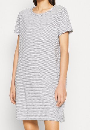 Sukienka t-shirt w paski w odcieniach szaro-białych, krótki rękaw, okrągły dekolt, kieszeń z przodu, luźny krój i rozcięcia po bokach u dołu.