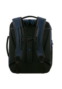 Sac à dos noir et bleu marine avec des bretelles ergonomiques rembourrées, un dos en maille, une sangle de poitrine réglable et des accents de fermeture éclair bleus.