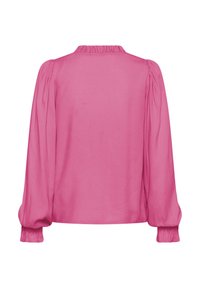 Blouse rose à manches longues avec un col froncé et des manches bouffantes. Texture lisse et tombé fluide, avec des poignets élastiqués.