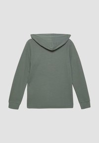 Felpa con cappuccio a maniche lunghe di colore verde grigio, con texture a coste e maniche con polsini, vista da dietro su uno sfondo grigio uniforme.