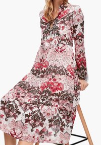 Abito a maniche lunghe con motivo floreale paisley in rosso, rosa e nero su uno sfondo bianco. Tessuto plissettato con colletto.