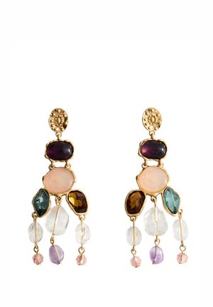 Boucles d’oreilles pendantes dorées avec des pierres précieuses multicolores en violet, rose, sarcelle, ambre et perles transparentes dans un arrangement artistique.