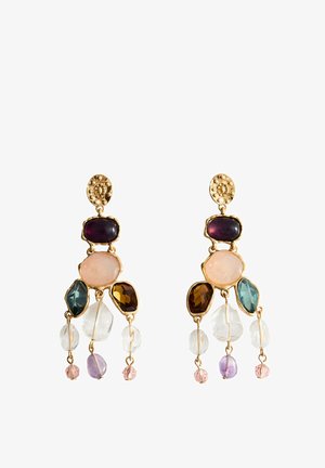 Boucles d’oreilles pendantes dorées avec des pierres précieuses multicolores en violet, rose, sarcelle, ambre et perles transparentes dans un arrangement artistique.