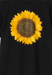 Camiseta negra con un gran gráfico de girasol vibrante, con pétalos amarillos y un centro marrón, impresa en una suave tela de algodón.