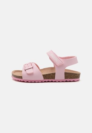 Roze sandalen met een kurken voetbed, verstelbare gesp en een klittenbandsluiting. Rubberen zool met zigzagprofiel voor grip. Geox-logo op de band.
