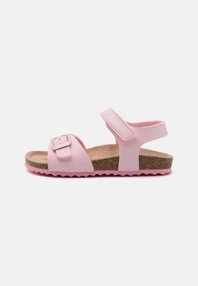 Rosa sandaler med korkfotbed, justerbart spenne og borrelåsrem. Gummisåle med sikksakkmønster for grep. Geox-merke på remmen.