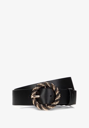 Zwarte leren riem met een ronde, gedraaide gesp van goudkleurig en zwart metaal, opgerold met zichtbare gaatjes en een leren lus.