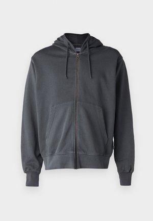 Sudadera con cremallera gris, con capucha, bolsillo frontal y puños acanalados. Fabricada en una tela suave, presenta un diseño simple y limpio.