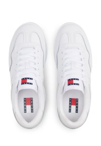 Baskets blanches avec une tige en cuir lisse, un bout rond et de subtils accents bleu clair. Le logo est visible sur la languette et la semelle intérieure.