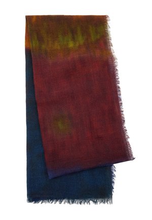 Miękki prostokątny szalik z gradientem głębokich czerwonych, pomarańczowych, żółtych i niebieskich tonów, z frędzlami na brzegach na białym tle.