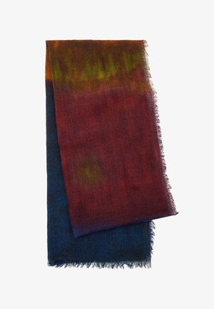 Miękki prostokątny szalik z gradientem głębokich czerwonych, pomarańczowych, żółtych i niebieskich tonów, z frędzlami na brzegach na białym tle.