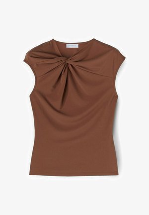 Bruin mouwloos topje met een gedraaide knoopdetail bij de halslijn, aansluitend silhouet en een gladde stoftextuur.