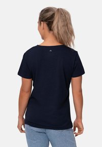 Maglietta in cotone blu navy con maniche corte, scollatura rotonda e un piccolo logo sulla parte superiore della schiena. Presenta una vestibilità comoda.