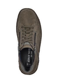 Ruskea mokkanahkakenkä, jossa on koristeelliset rei'itykset, toimivat sivuvetoketjut ja nauhakiinnitys. Eri teksturoitu pohja, jossa on "JOSEF SEIBEL" -brändäys sisällä.