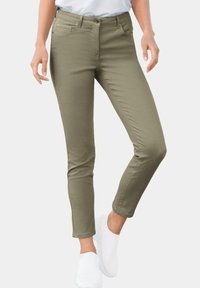 Olijfgroene fitted pantalons van zacht, rekbaar katoenmix stof. Met voor- en achterzakken, ritssluiting en een slanke pijpdesign.