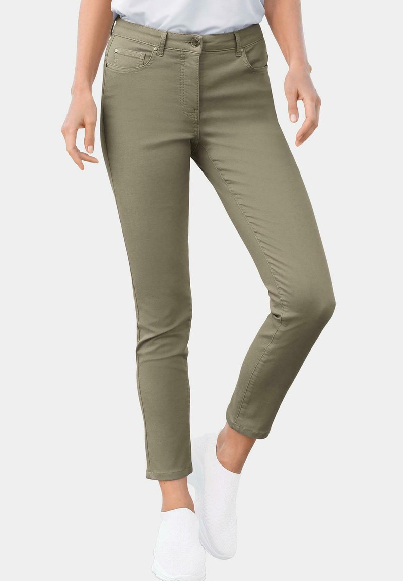 Olijfgroene fitted pantalons van zacht, rekbaar katoenmix stof. Met voor- en achterzakken, ritssluiting en een slanke pijpdesign.