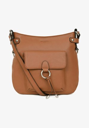 Borsa a tracolla in pelle marrone con tasca frontale a pattina, hardware argentato, tracolla regolabile e superficie liscia. Presenta un dettaglio ad anello circolare.