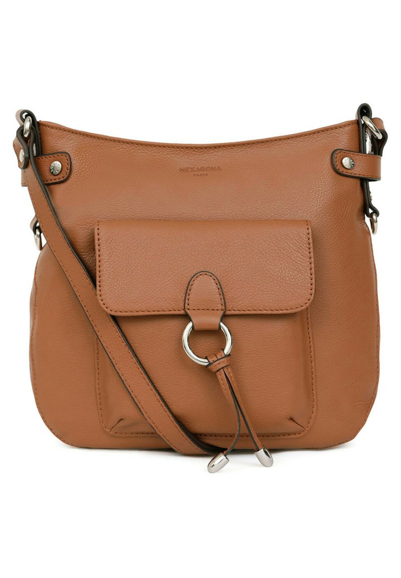 Borsa a tracolla in pelle marrone con tasca frontale a pattina, hardware argentato, tracolla regolabile e superficie liscia. Presenta un dettaglio ad anello circolare.