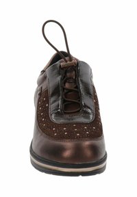 Scarpa in pelle marrone con una superficie liscia e lucida, design con lacci, dettagli perforati e tacco testurizzato. Presenta un occhiello per una facile vestibilità.