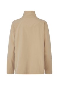 Béžová dlouhá bunda s dlouhými rukávy a vysokým límcem, vyrobená z hladké tkaniny. Má raglánové rukávy a minimální švy.