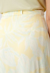 comma MIDI MIT ALLOVER PRINT - Gonna a campana - helles zitrone