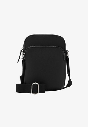 Borsa a tracolla nera in finta pelle testurizzata, con tasca frontale con zip e tracolla in tessuto regolabile. Forma rettangolare.