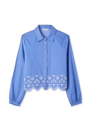 Camicia blu a maniche lunghe con bottoni e righe verticali bianche, dettaglio in pizzo floreale lungo l'orlo smerlato.
