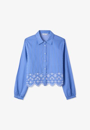 Camicia blu a maniche lunghe con bottoni e righe verticali bianche, dettaglio in pizzo floreale lungo l'orlo smerlato.
