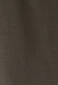 Tmavohnedá tkaná tkanina s jemne textúrovaným povrchom. Materiál vyzerá odolne a je vhodný na čalúnenie alebo odevné použitie.