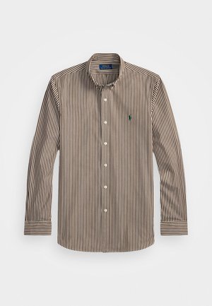Chemise à rayures à manches longues en marron et crème, avec un col montant, une fermeture à bouton et un petit logo vert sur la poitrine.