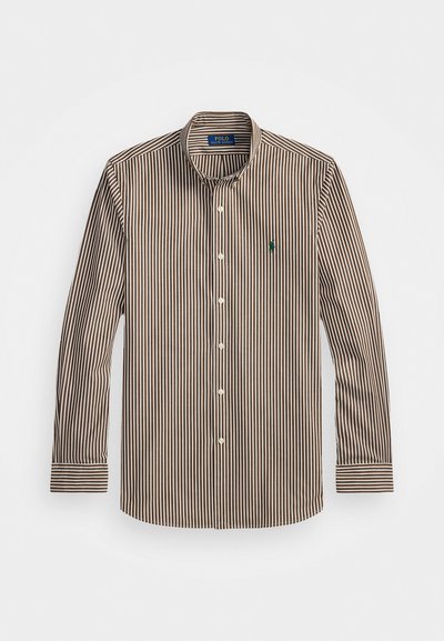 Chemise à rayures à manches longues en marron et crème, avec un col montant, une fermeture à bouton et un petit logo vert sur la poitrine.