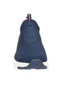 Marinblå slip-on sneakers med strukturerad mesh-överdel, kontrasterande rosa detalj vid hälen och en vadderad vit sula för komfort.