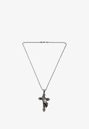 Collana in tonalità argento con pendente a croce raffigurante mani giunte, dettagli intricati e una catena attorcigliata.