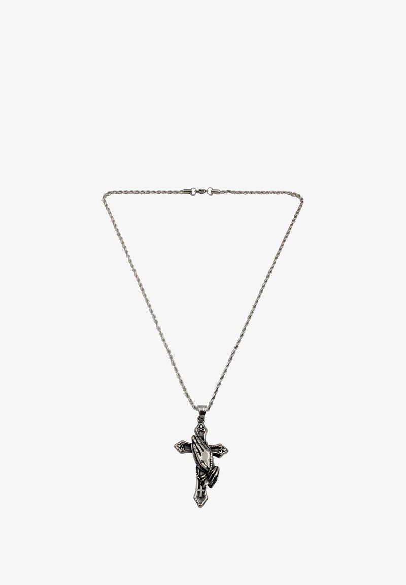 Collana in tonalità argento con pendente a croce raffigurante mani giunte, dettagli intricati e una catena attorcigliata.