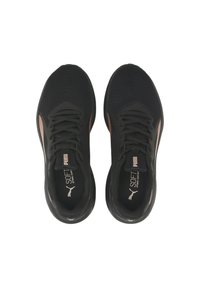 Czarne buty sportowe z siateczkowego materiału, sznurowane, z fakturowaną powierzchnią. Posiadają akcenty w kolorze różowego złota po bokach.