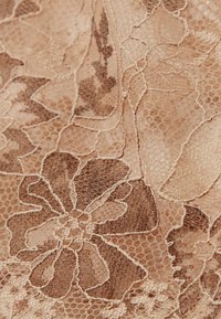 Tessuto di pizzo beige con motivi floreali; presenta un intricato reticolo e un ricamo testurizzato in diverse tonalità di marrone e crema.