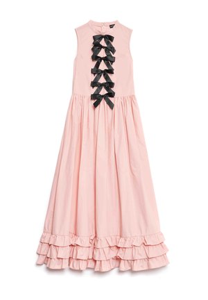 Vestido longo rosa com design sem mangas, apresentando uma barra com babados e sete laços de cetim pretos na parte da frente para decoração.