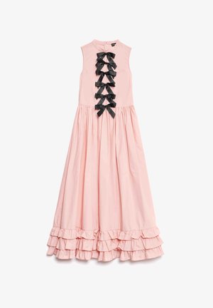 Vestido longo rosa com design sem mangas, apresentando uma barra com babados e sete laços de cetim pretos na parte da frente para decoração.