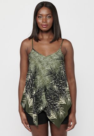Groene en zwarte gemusterde cami-top met spaghettibandjes, met een vloeiende ontwerp en asymmetrische zoom. Gecombineerd met zwarte shorts.
